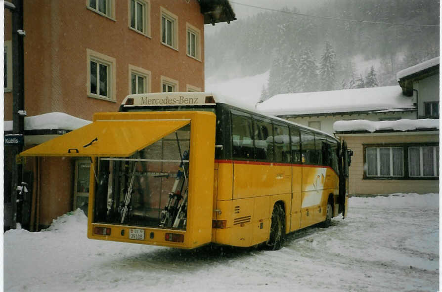 (082'326) - Hartmann, Kblis - Nr. 17/GR 39'108 - Mercedes am 1. Januar 2006 beim Bahnhof Kblis