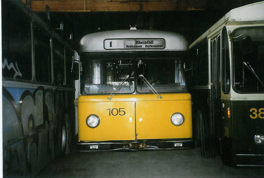 (084'114) - VBSH Schaffhausen (TVS) - Nr. 105 - Berna/SWS-R&J Gelenktrolleybus am 2. April 2006 in Selzach, Halle TVS