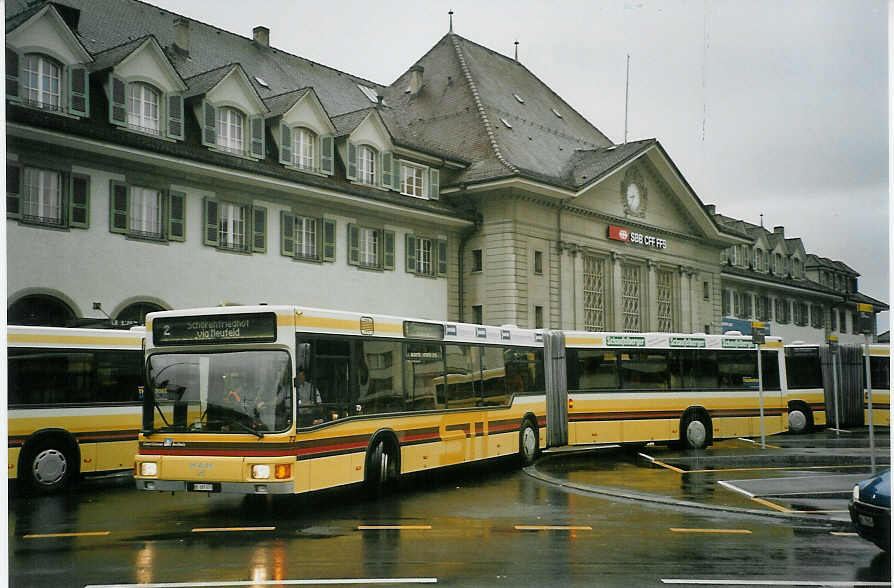 (084'329) - STI Thun - Nr. 73/BE 387'073 - MAN am 28. April 2006 beim Bahnhof Thun