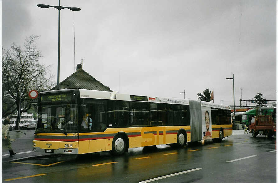 (084'335) - STI Thun - Nr. 103/BE 577'103 - MAN am 28. April 2006 beim Bahnhof Thun