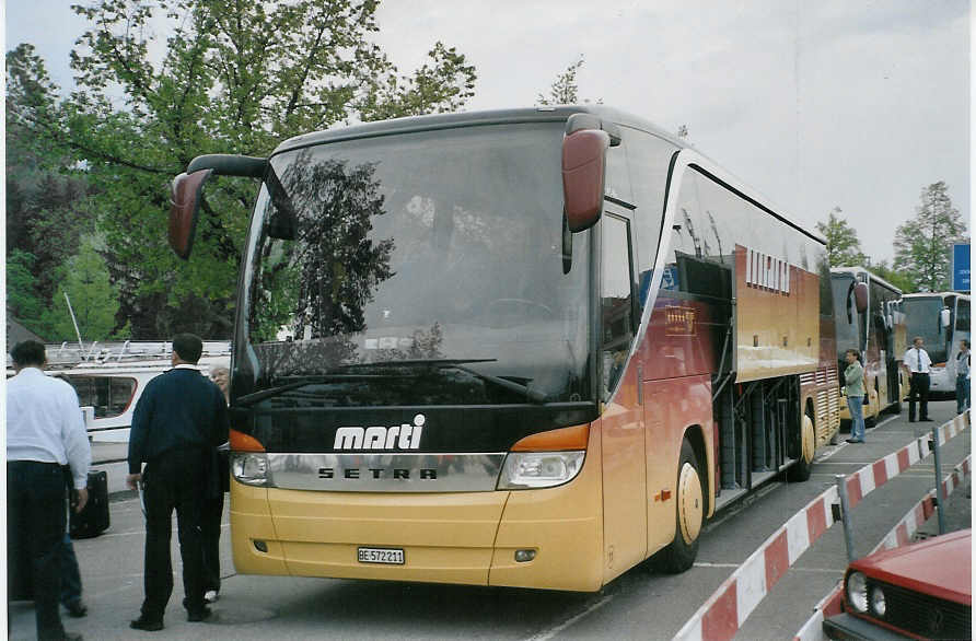 (084'622) - Marti, Kallnach - Nr. 11/BE 572'211 - Setra am 5. Mai 2006 in Thun, CarTerminal