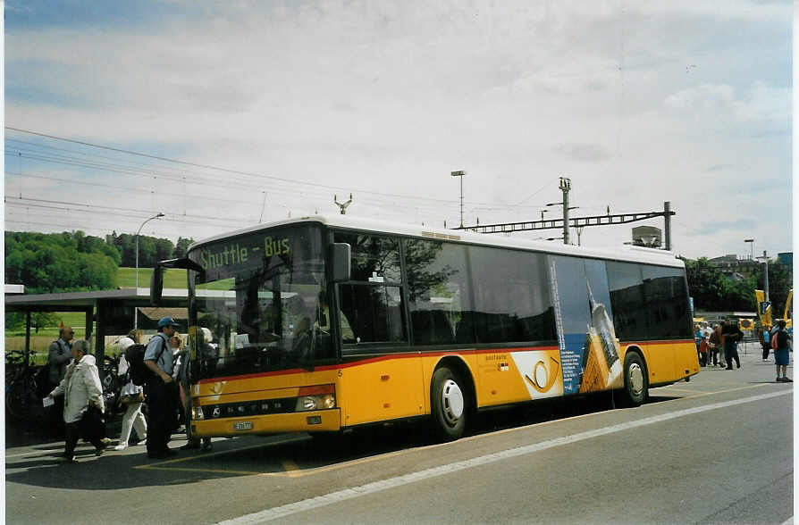 (085'001) - Klopfstein, Laupen - Nr. 5/BE 316'773 - Setra am 13. Mai 2006 beim Bahnhof Aarberg