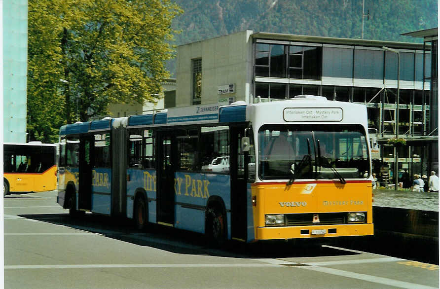 (085'817) - PostAuto Bern - BE 610'549 - Volvo/R&J (ex VB Biel Nr. 133) am 3. Juni 2006 beim Bahnhof Interlaken Ost