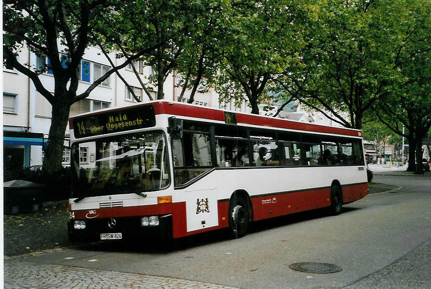 (087'204) - VAG Freiburg - Nr. 824/FR-SW 824 - Mercedes am 8. Juli 2006 in Freiburg, Siegesdenkmal