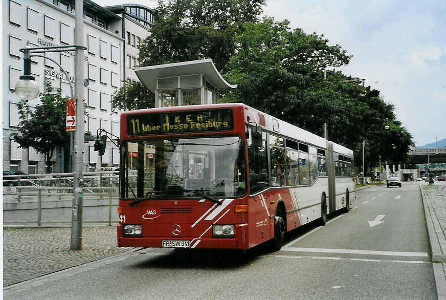 (087'213) - VAG Freiburg - Nr. 941/FR-SW 941 - Mercedes am 8. Juli 2006 beim Bahnhof Freiburg