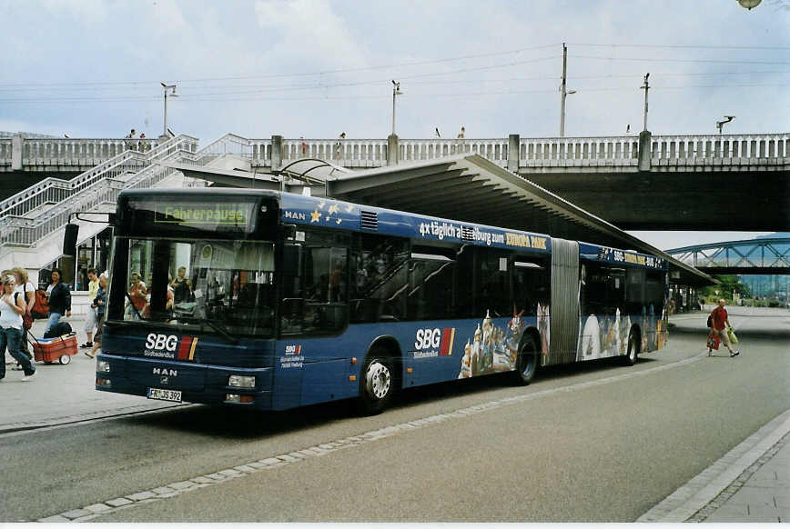 (087'214) - SBG Freiburg - FR-JS 392 - MAN am 8. Juli 2006 beim Bahnhof Freiburg