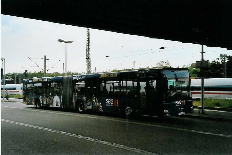 (087'217) - SBG Freiburg - FR-JS 392 - MAN am 8. Juli 2006 beim Bahnhof Freiburg