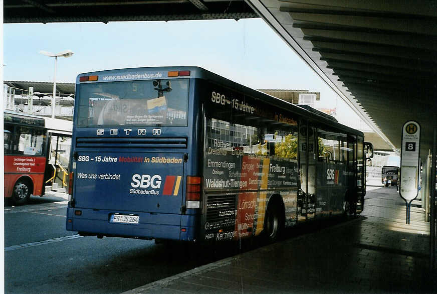 (087'332) - SBG Freiburg - FR-JS 264 - Setra am 24. Juli 2006 beim Bahnhof Freiburg