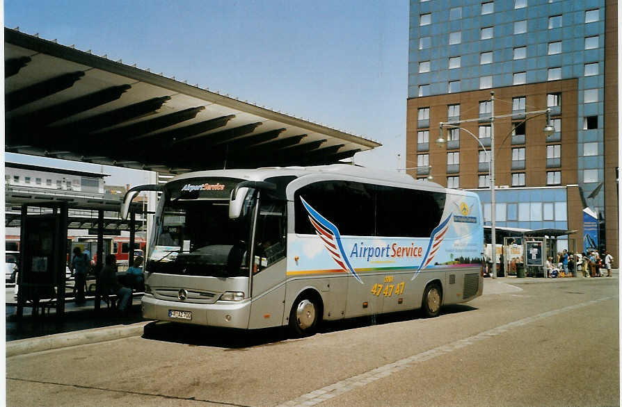 (087'337) - Freiburger-Reisedienst, Freiburg - FR-AZ 700 - Mercedes am 24. Juli 2006 beim Bahnhof Freiburg