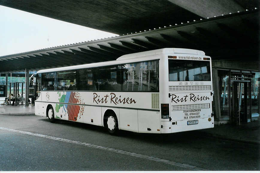 (087'424) - Rist, Kenzingen - EM-BR 87 - Setra am 24. Juli 2006 beim Bahnhof Freiburg