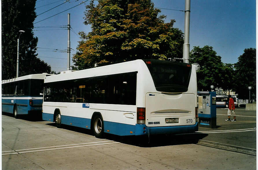 (087'607) - VBL Luzern - Nr. 570/LU 15'651 - Scania/Hess am 25. Juli 2006 beim Bahnhof Luzern