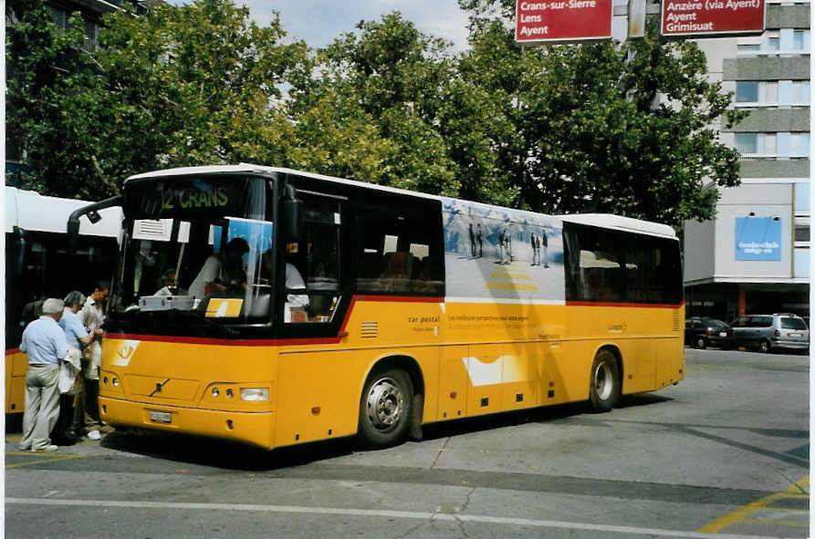 (087'924) - PostAuto Wallis - Nr. 1/VS 243'988 - Volvo (ex P 25'114) am 26. Juli 2006 beim Bahnhof Sion