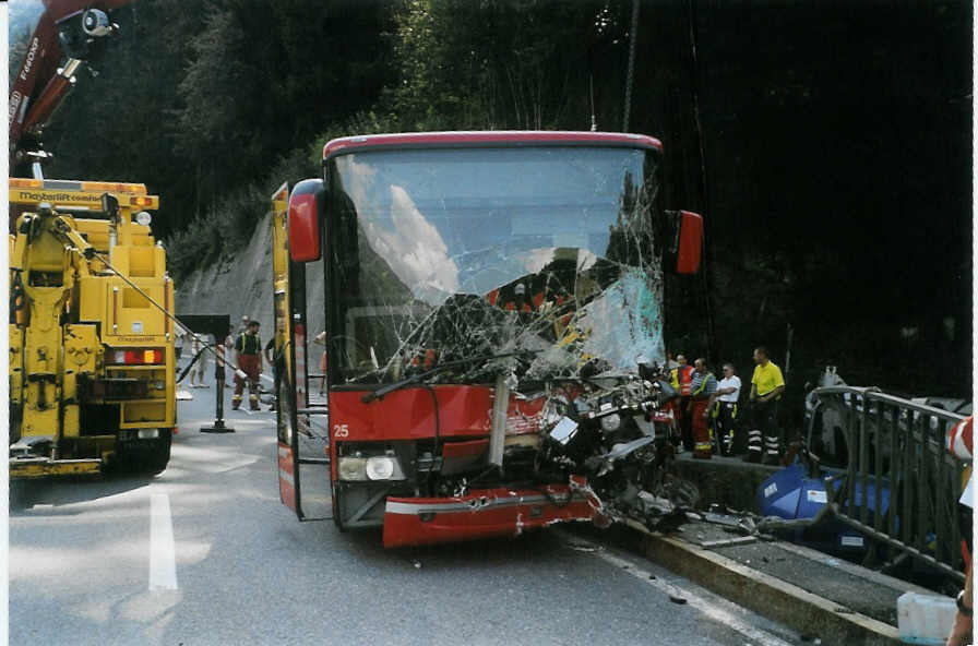 (088'027) - AFA Adelboden - Nr. 25 - Setra (ex Nr. 12) am 27. Juli 2006 in Ried, Gantenbach (Unfall)