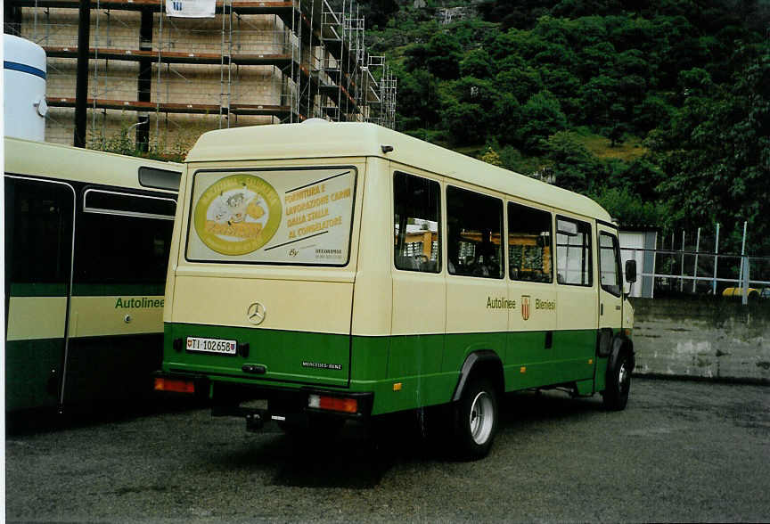 (088'801) - ABl Biasca - Nr. 8/TI 102'658 - Mercedes am 3. August 2006 in Biasca, Garage