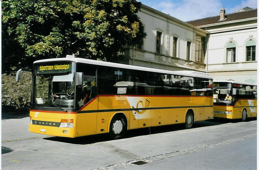 (088'902) - PostAuto Oberwallis - VS 241'984 - Setra (ex P 26'019) am 7. August 2006 beim Bahnhof Brig