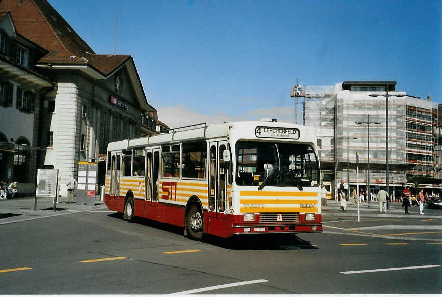 (089'633) - STI Thun - Nr. 30/BE 419'030 - Volvo/R&J (ex SAT Thun Nr. 30) am 4. September 2006 beim Bahnhof Thun