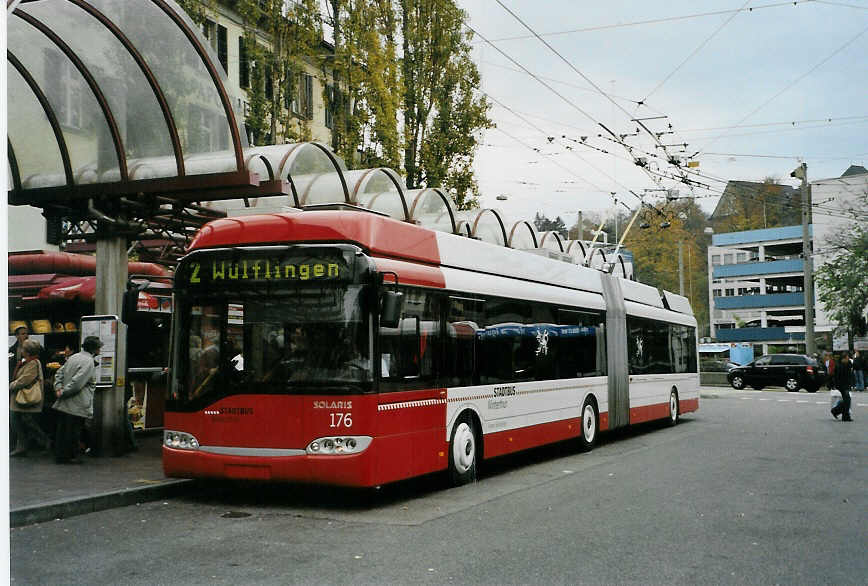 (090'505) - SW Winterthur - Nr. 176 - Solaris Gelenktrolleybus am 11. November 2006 beim Hauptbahnhof Winterthur