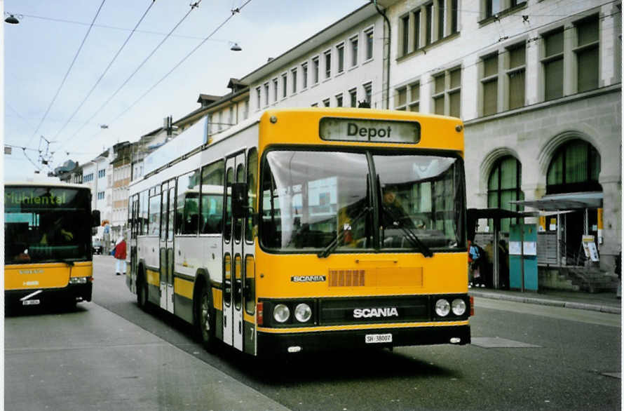 (093'221) - VBSH Schaffhausen - Nr. 7/SH 38'007 - Scania/FHS am 22. Mrz 2007 beim Bahnhof Schaffhausen