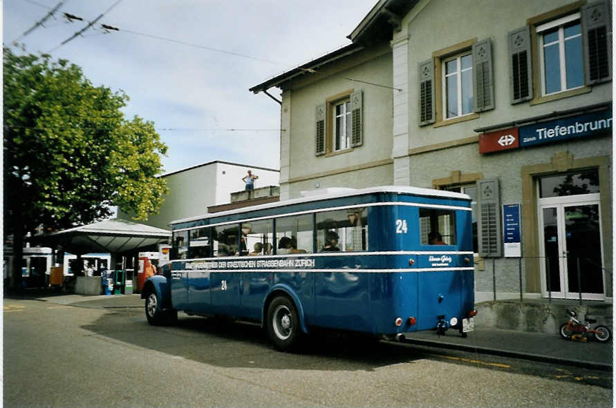 (094'619) - Gehrig, Rudolfstetten - Nr. 24/ZH 134'054 - Saurer/Tscher (ex Kaeslin, Olten; ex VBZ Zrich Nr. 224; ex VBZ Zrich Nr. 24) am 26. Mai 2007 beim Bahnhof Zrich-Tiefenbrunnen