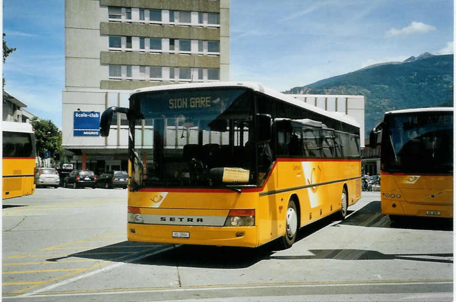 (095'635) - Dubuis, Savise - VS 3906 - Setra am 23. Juni 2007 beim Bahnhof Sion