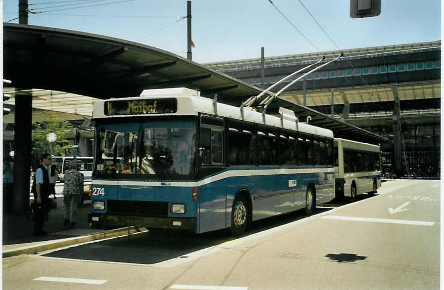 (096'209) - VBL Luzern - Nr. 274 - NAW/R&J-Hess Trolleybus am 15. Juli 2007 beim Bahnhof Luzern