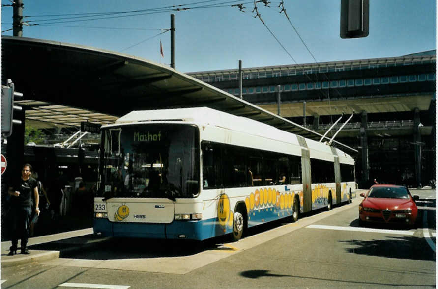 (096'227) - VBL Luzern - Nr. 233 - Hess/Hess Doppelgelenktrolleybus am 15. Juli 2007 beim Bahnhof Luzern