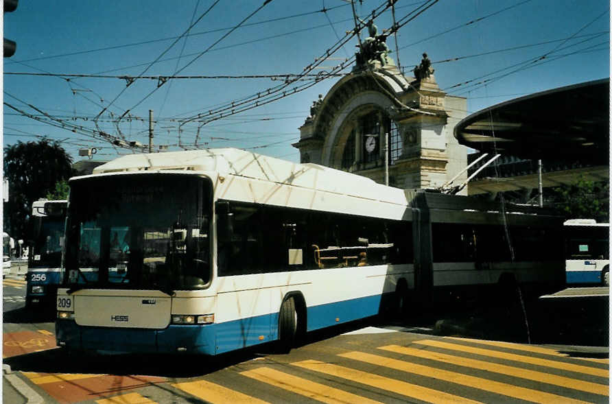 (096'228) - VBL Luzern - Nr. 209 - Hess/Hess Gelenktrolleybus am 15. Juli 2007 beim Bahnhof Luzern