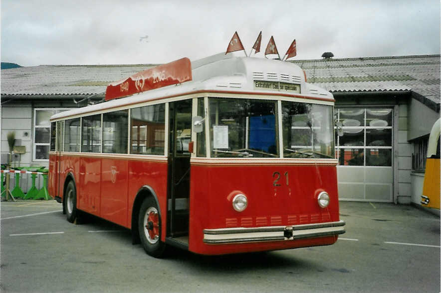 (098'233) - VB Biel - Nr. 21 - Berna/Hess Trolleybus am 1. September 2007 in Bellach, Hess