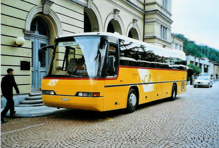 (099'906) - PostAuto Graubnden - GR 102'383 - Neoplan (ex P 25'124) am 4. Oktober 2007 beim Bahnhof Bellinzona