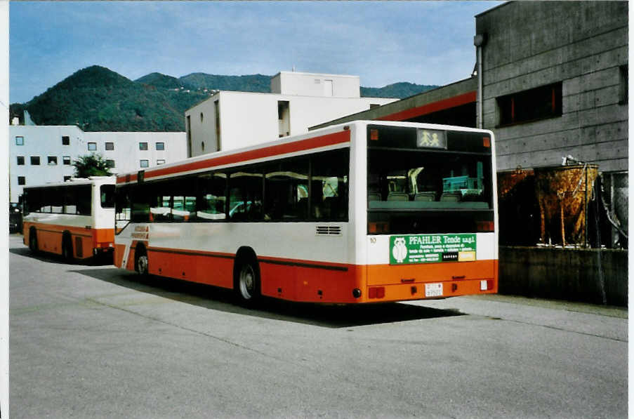 (099'915) - AMSA Chiasso - Nr. 10/TI 69'501 - Mercedes am 4. Oktober 2007 in Balerna, Garage