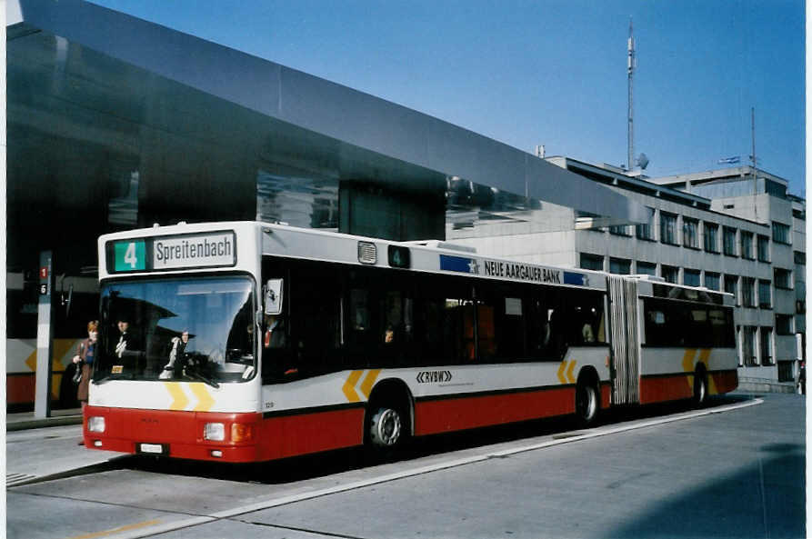 (100'913) - RVBW Wettingen - Nr. 129/AG 60'318 - MAN am 3. November 2007 beim Bahnhof Baden