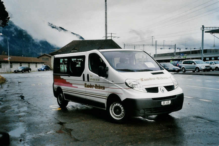 (101'720) - Kander-Reisen, Frutigen - Nr. 8/BE 408 - Renault am 9. Dezember 2007 beim Bahnhof Frutigen