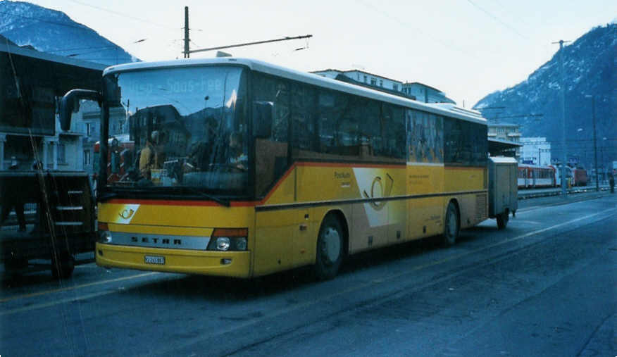 (102'001) - PostAuto Wallis - VS 245'887 - Setra am 16. Dezember 2007 beim Bahnhof Brig