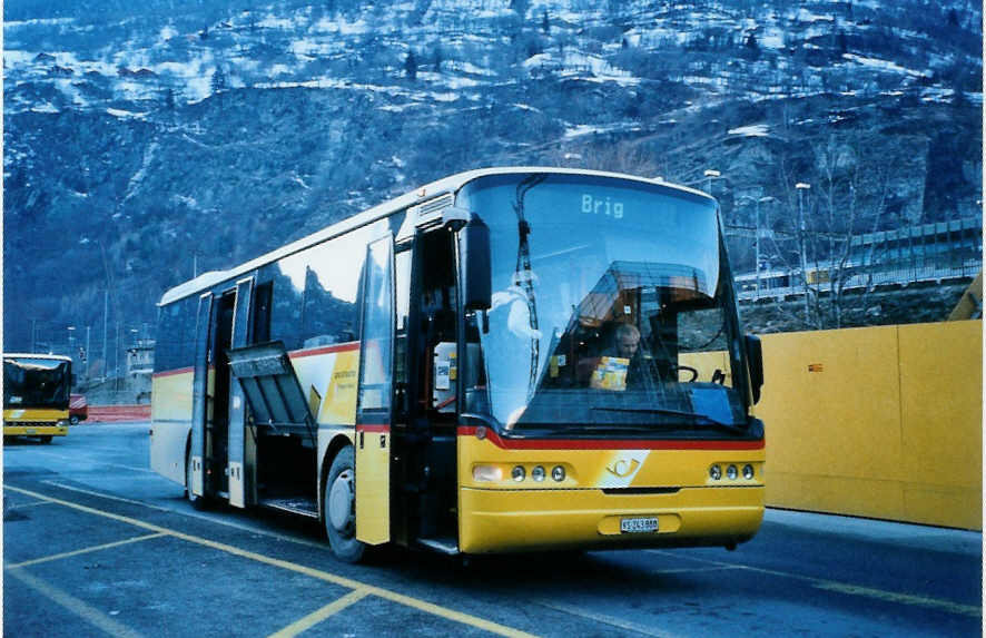 (102'002) - PostAuto Wallis - VS 243'888 - Neoplan (ex P 25'154) am 16. Dezember 2007 beim Bahnhof Brig