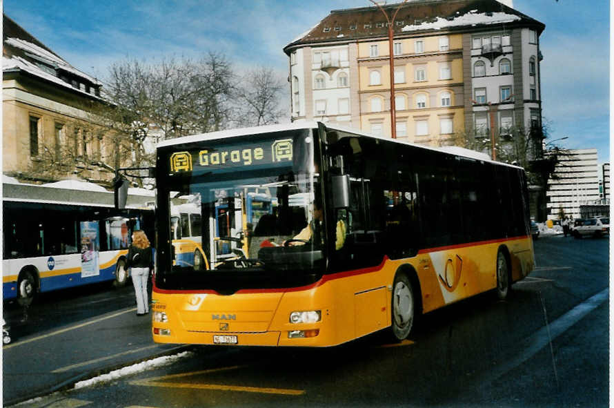 (102'208) - CarPostal Ouest - NE 73'677 - MAN am 22. Dezember 2007 beim Bahnhof La Chaux-de-Fonds