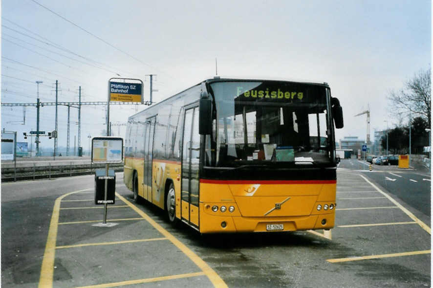 (102'415) - Schuler, Feusisberg - SZ 52'625 - Volvo am 26. Dezember 2007 beim Bahnhof Pfffikon