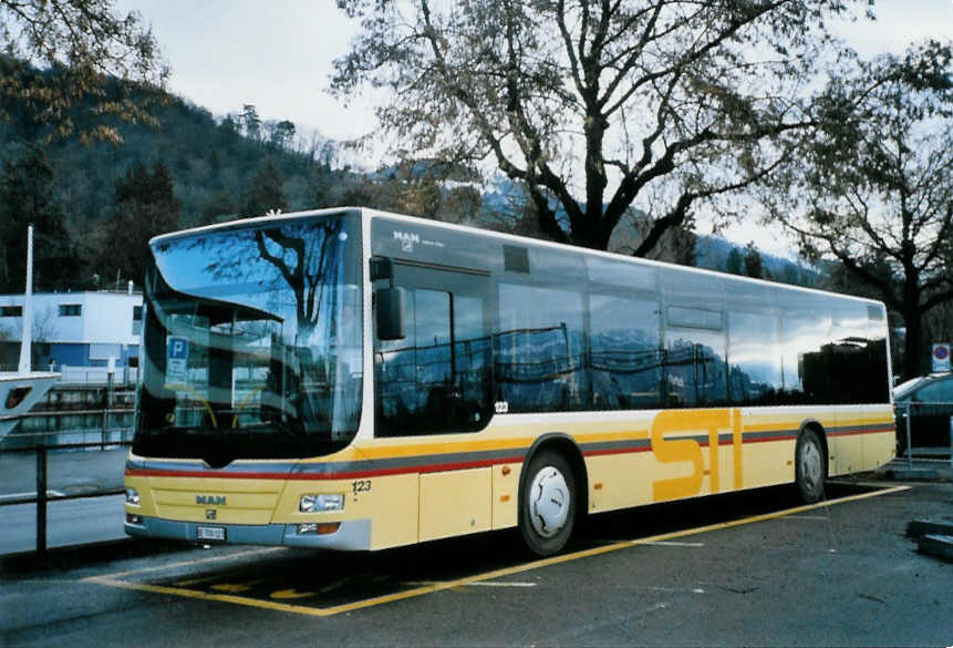 (102'730) - STI Thun - Nr. 123/BE 700'123 - MAN am 31. Dezember 2007 beim Bahnhof Thun (prov. Haltestelle)