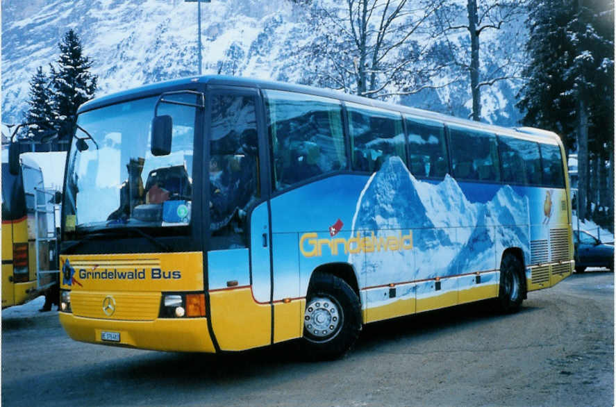 (102'817) - AVG Grindelwald - Nr. 28/BE 376'483 - Mercedes am 2. Januar 2008 beim Bahnhof Grindelwald