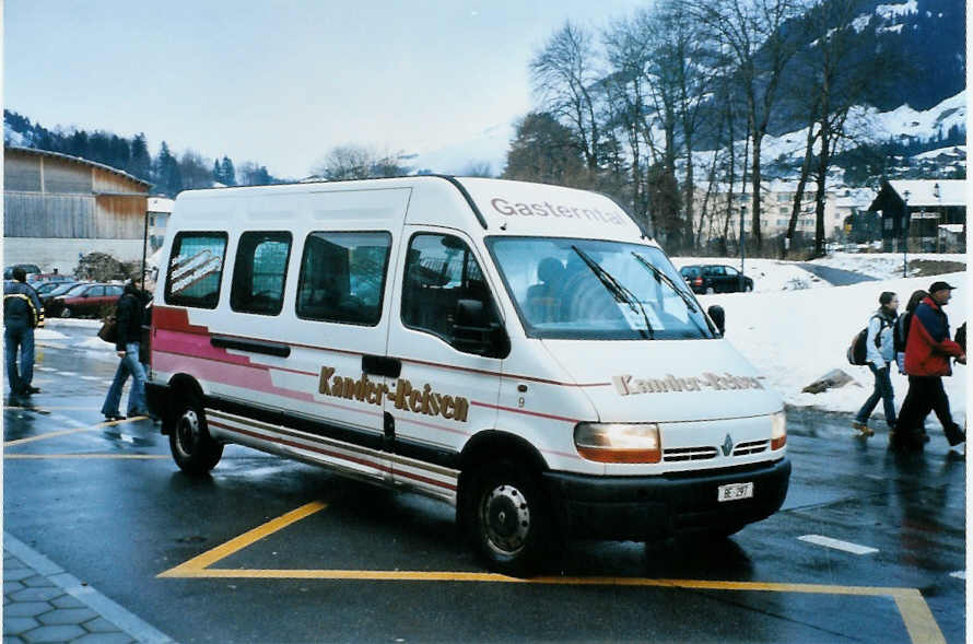 (103'010) - Kander-Reisen, Frutigen - Nr. 9/BE 297 - Renault am 6. Januar 2008 beim Bahnhof Frutigen