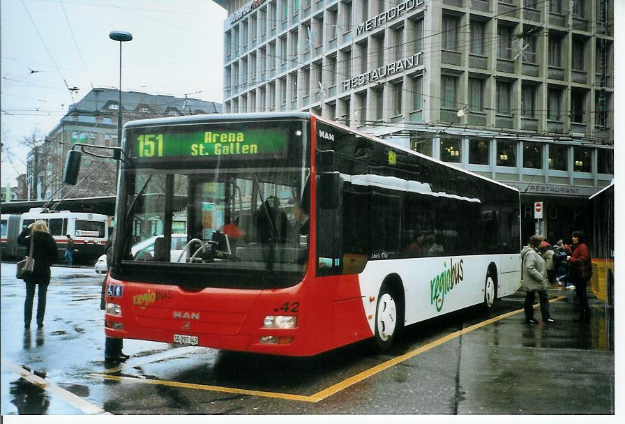 (103'411) - Regiobus, Gossau - Nr. 42/SG 297'342 - MAN am 7. Januar 2008 beim Bahnhof St. Gallen