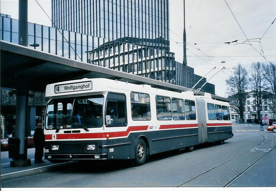 (104'009) - VBSG St. Gallen - Nr. 108 - Saurer/Hess Gelenktrolleybus am 4. Februar 2008 beim Bahnhof St. Gallen 