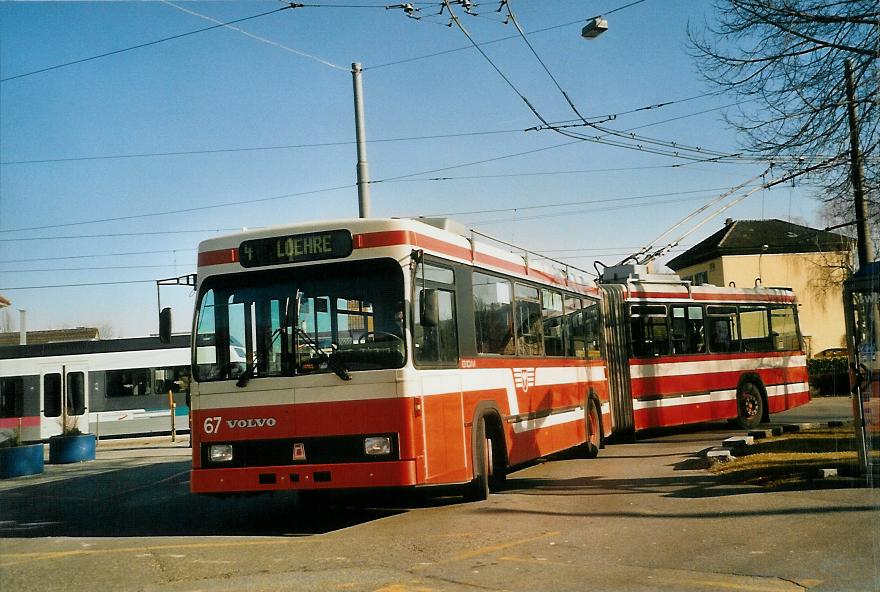 (104'218) - VB Biel - Nr. 67 - Volvo/R&J Gelenktrolleybus am 16. Februar 2008 beim Bahnhof Nidau