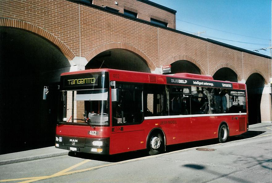 (104'331) - Bernmobil, Bern - Nr. 402/BE 612'402 - MAN/Gppel am 18. Februar 2008 beim Bahnhof Mnsingen