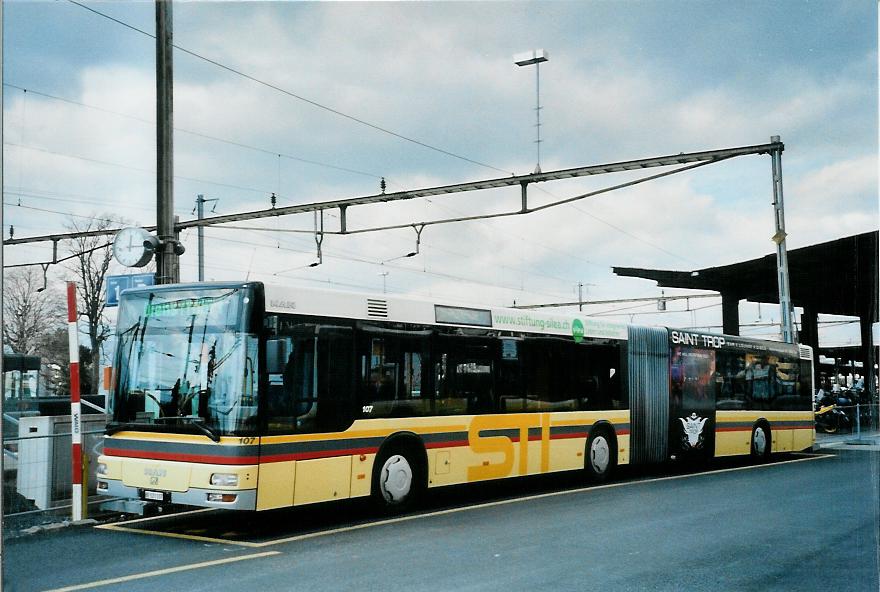 (105'511) - STI Thun - Nr. 107/BE 521'107 - MAN am 19. Mrz 2008 beim Bahnhof Thun (prov. Haltestelle)