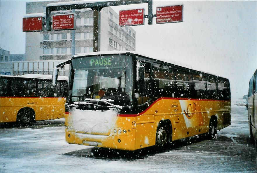 (105'613) - Lathion, Sion - Nr. 12/VS 12'893 - Volvo am 21. Mrz 2008 beim Bahnhof Sion