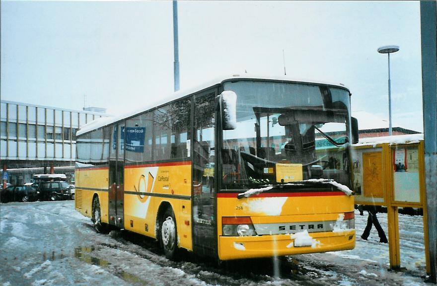 (105'635) - Rey, Ayent - Nr. 256/VS 84'256 - Setra am 21. Mrz 2008 beim Bahnhof Sion