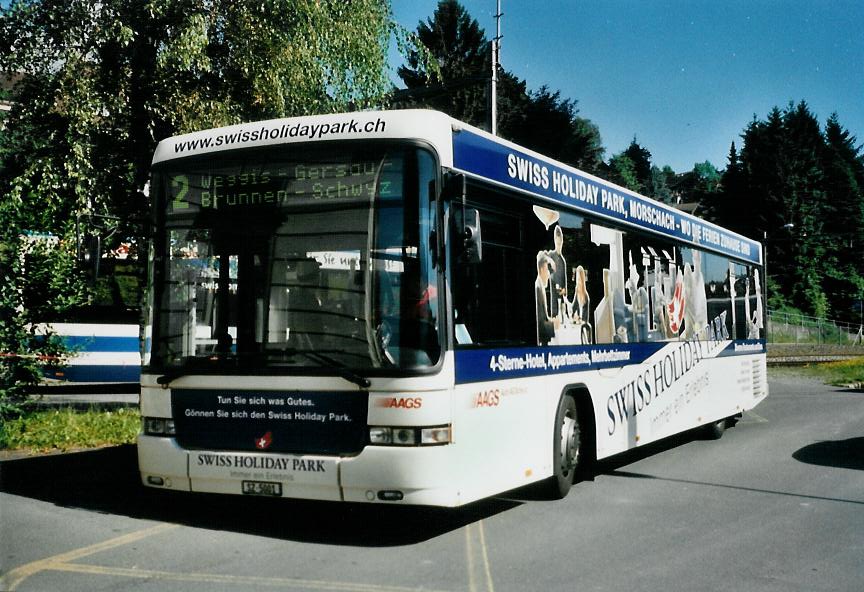 (109'236) - AAGS Schwyz - Nr. 1/SZ 5001 - Scania/Hess am 16. Juli 2008 beim Bahnhof Kssnacht