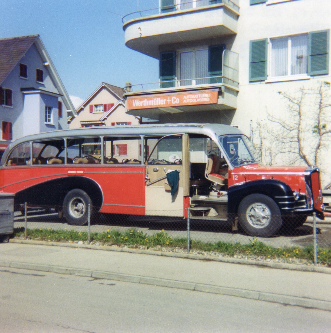 (11-01) - Aus dem Archiv: AFA Adelboden - Nr. 12/BE 26'702 - FBW/R&J im April 1993 in Steffisburg, Autosattlerei Werthmller