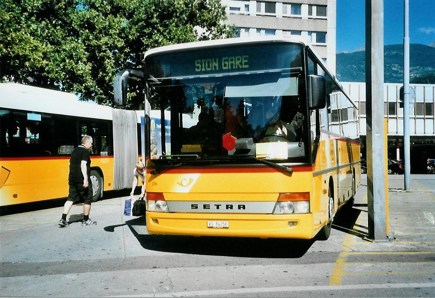 (110'031) - Rey, Ayent - Nr. 256/VS 84'256 - Setra am 3. August 2008 beim Bahnhof Sion