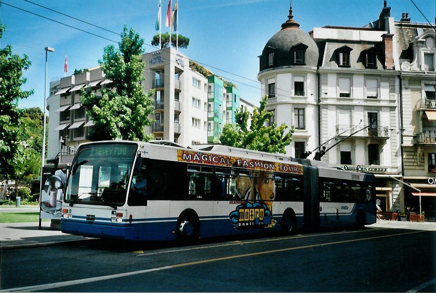 (110'120) - VMCV Clarens - Nr. 9 - Van Hool Gelenktrolleybus am 10. August 2008 beim Bahnhof Vevey